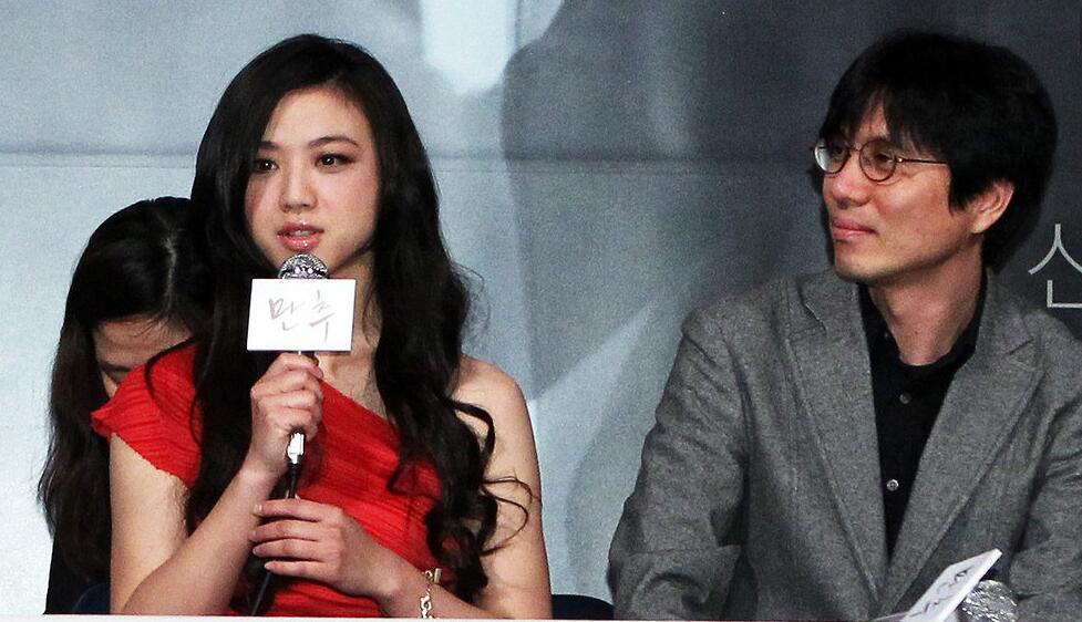 汤唯和金泰勇怎么认识的(演员汤唯与金泰勇的爱情故事)