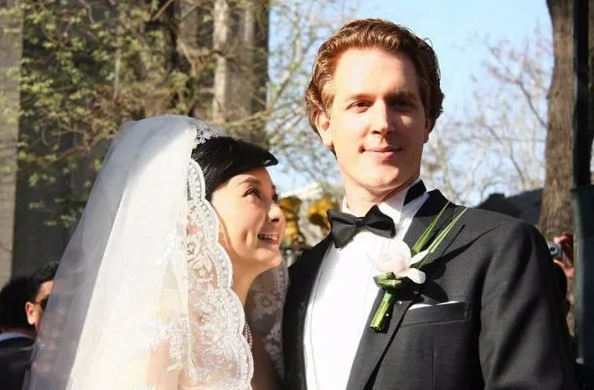 演员袁立有几段感情(大美女袁立的恋情经历)