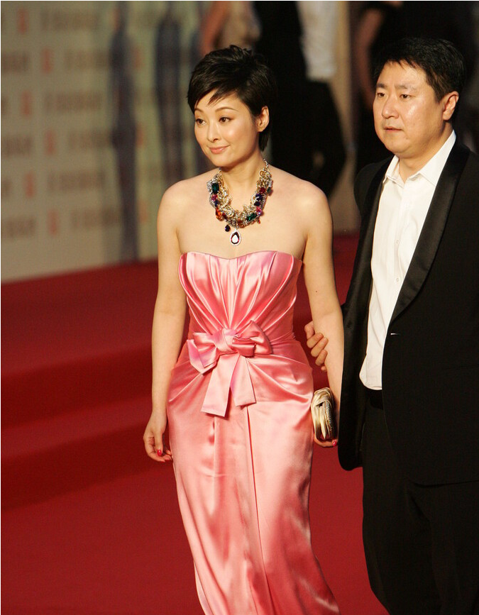 演员袁立有几段感情(大美女袁立的恋情经历)