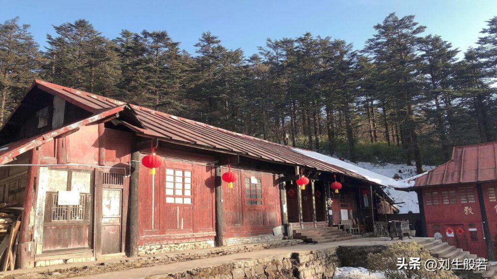 峨眉山的万年寺内有没有住宿服务_哪些寺庙有斋饭