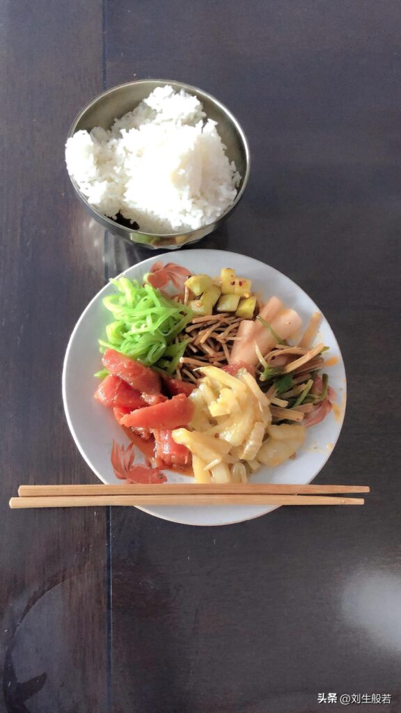 峨眉山的万年寺内有没有住宿服务_哪些寺庙有斋饭