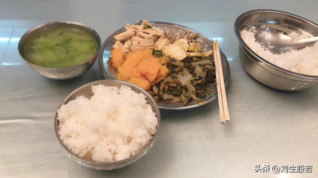 峨眉山的万年寺内有没有住宿服务_哪些寺庙有斋饭