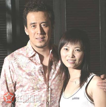 杨坤被骚扰发飙怒骂私生饭 杨坤老婆白雪死因8年恋爱没结果