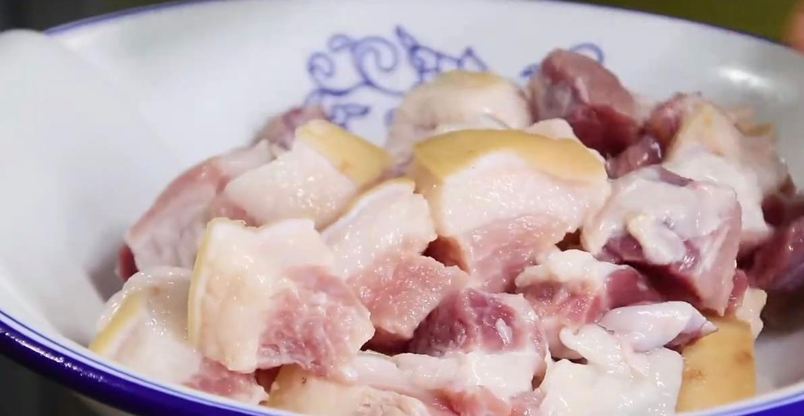 家庭做红烧肉的步骤(难怪饭店的红烧肉那么好吃)