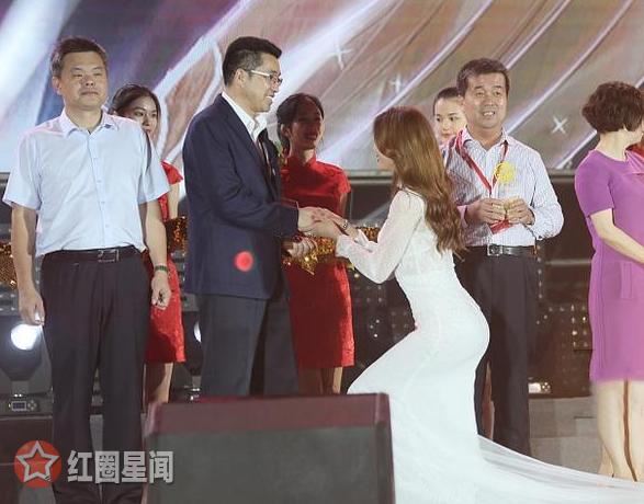 深扒林志玲为何喜欢言承旭 林志玲半蹲颁奖谦虚品质引人称赞