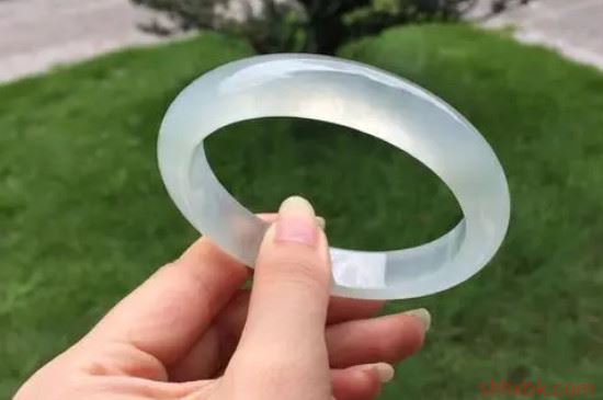 女人戴玉镯对身体有什么好处