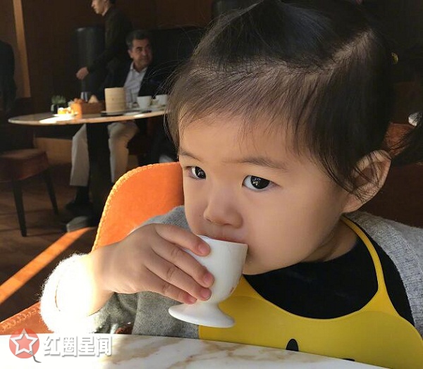 章子怡汪峰女儿多大 章子怡女儿送姥姥家后画风大变怎么了