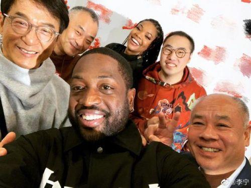 成龙巴黎跨界走秀