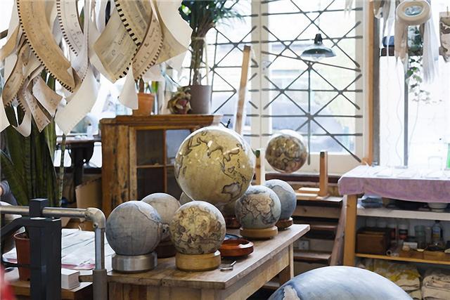 如何自己制作简单的地球仪(还坚持手工制作地球仪的人已经不多了)(1)