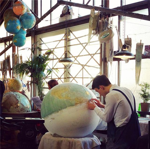 如何自己制作简单的地球仪(还坚持手工制作地球仪的人已经不多了)(9)