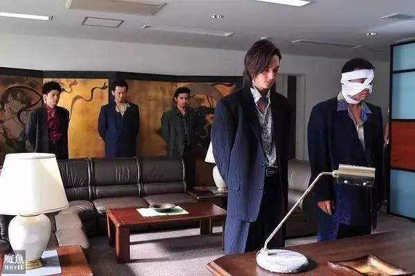 十大必看日本黑帮电影(这部日本黑帮片开启团灭模式告诉你)(20)