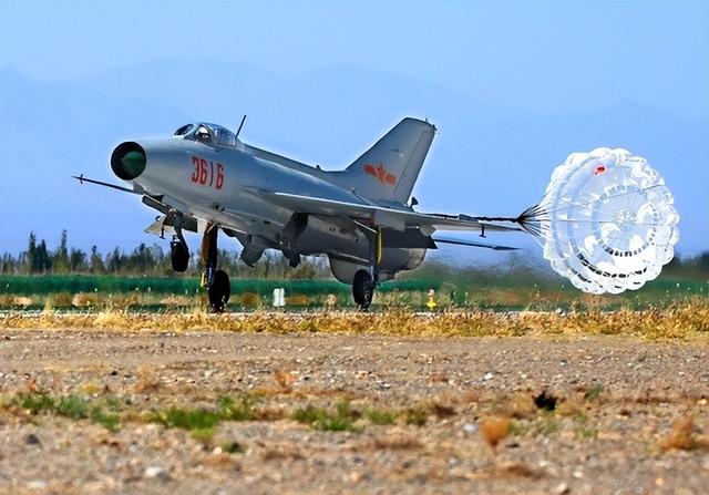 歼7战机退役时间(一架歼-7坠毁七爷还在服役)(3)