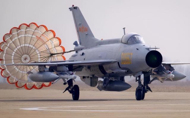 歼7战机退役时间(一架歼-7坠毁七爷还在服役)(2)