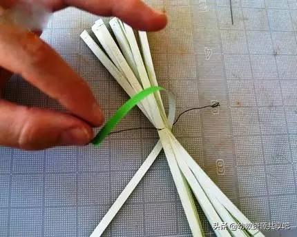 做元宵节的灯笼手工简单又漂亮(元宵节必备纸艺小灯笼手工制作)(44)