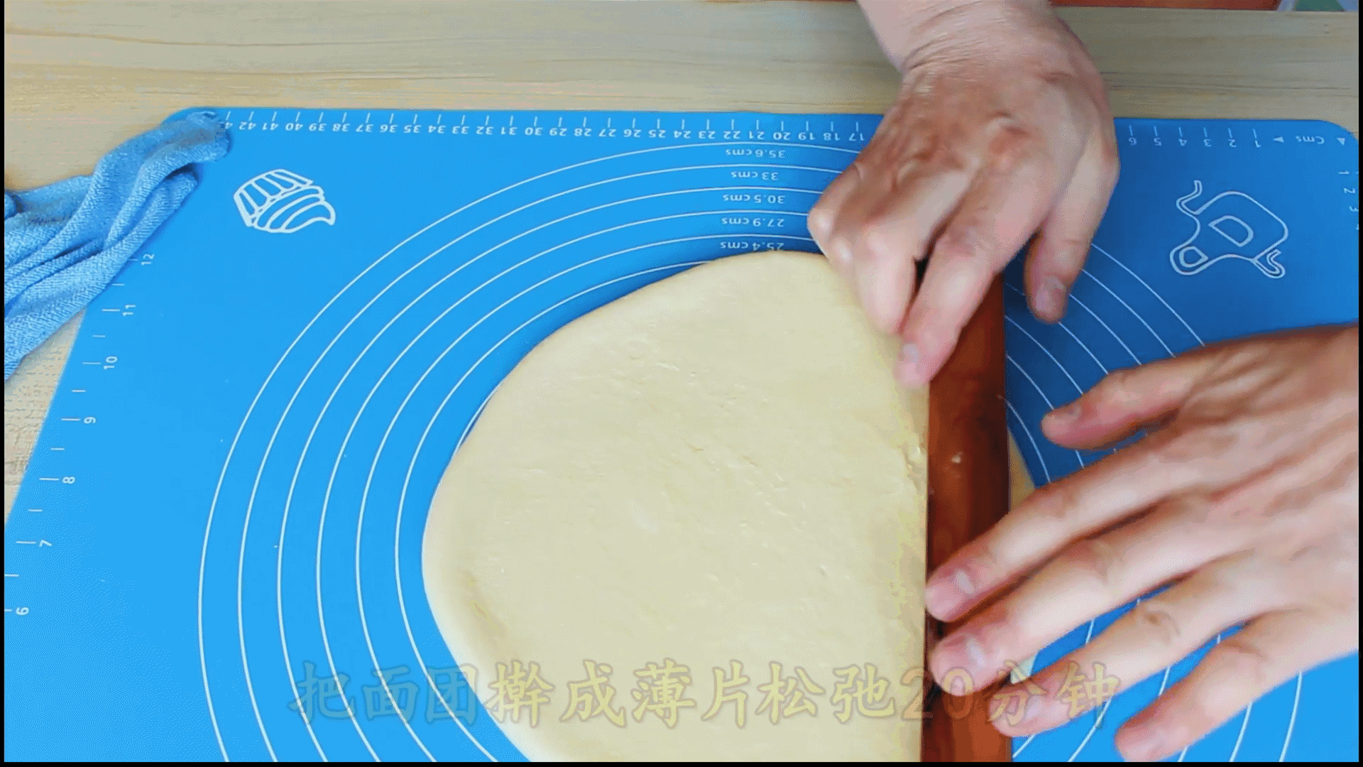 面包怎样做松软又好吃(面包怎么做更松软)(13)