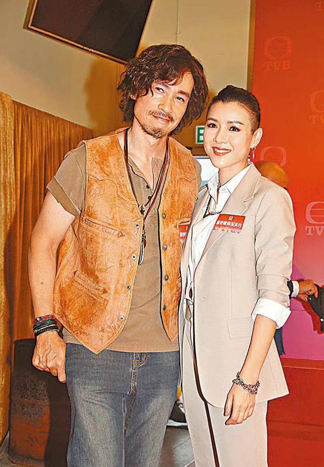 陈豪结婚九年依旧甜蜜（51岁陈豪助小十岁妻子复出）(2)