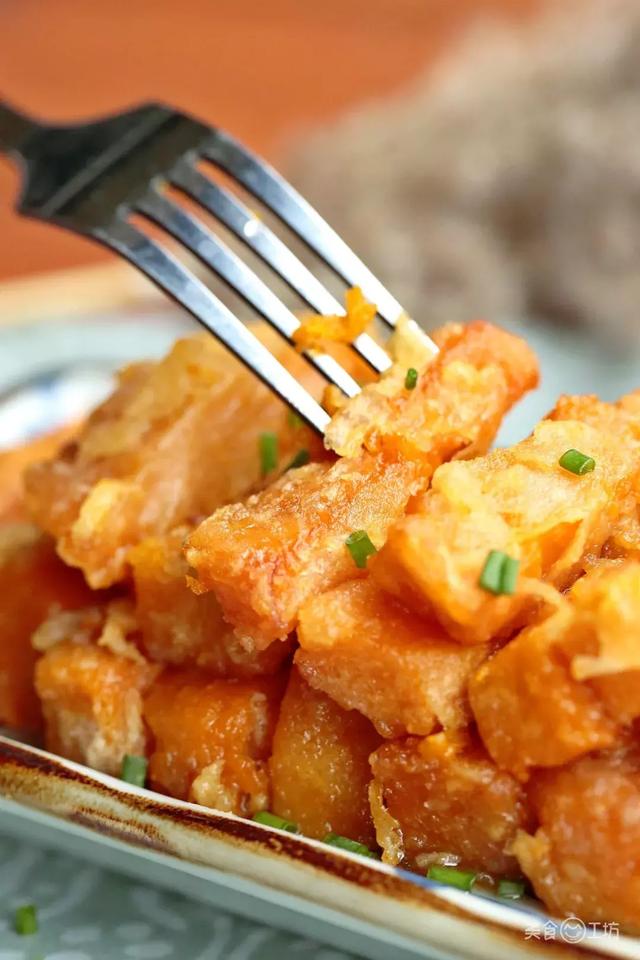 蛋黄焗南瓜家庭的做法(没人不爱的蛋黄焗南瓜)(2)