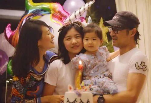 章子怡40岁二胎产子一家四口合照(章子怡回顾人生)(21)