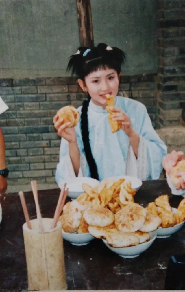 盘点香港乐坛天后的以前和现在（天后们成名前跑过的龙套）(14)