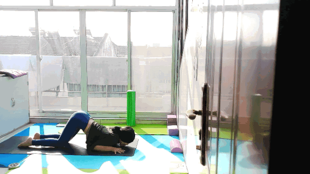 教你练瑜伽几个简单的动作（零基础的人如何自学瑜伽）(11)