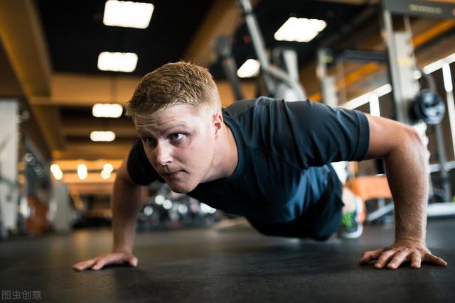 不同俯卧撑锻炼胸肌的部位(一个黄金健身动作)(10)