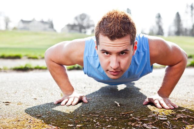 不同俯卧撑锻炼胸肌的部位(一个黄金健身动作)(7)