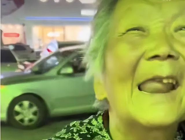 青岛一老人为儿子讨剩汤在哪(讨要剩汤老人的瘫痪儿子是北大硕士)(2)