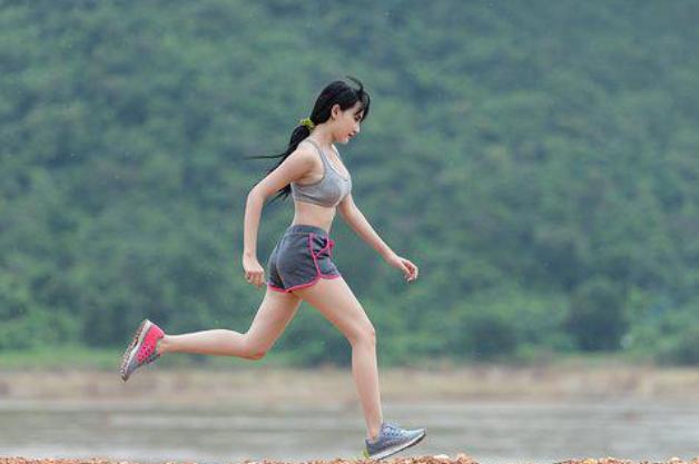 谷爱凌开始前准备动作(运动天才谷爱凌半马第2)(6)