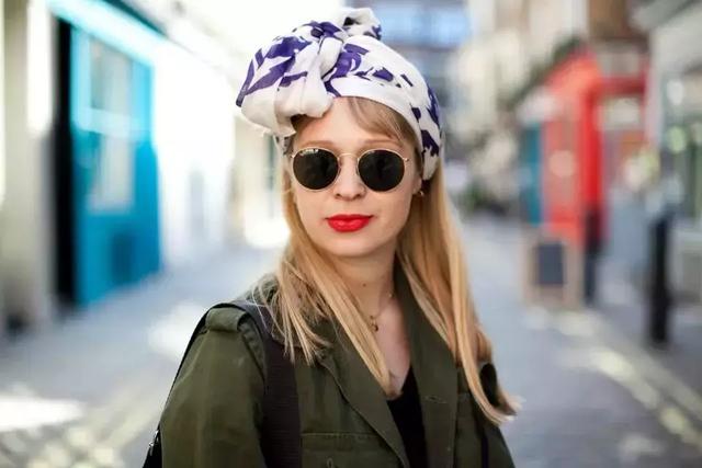 丝巾的6种简单系法总有一款适合你(丝巾的九种最潮系法让你美过春天路过夏天)(65)