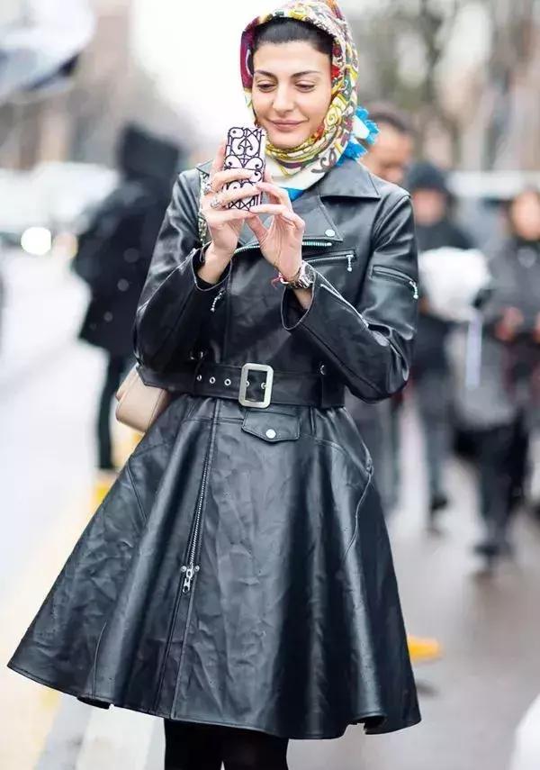 丝巾的6种简单系法总有一款适合你(丝巾的九种最潮系法让你美过春天路过夏天)(71)