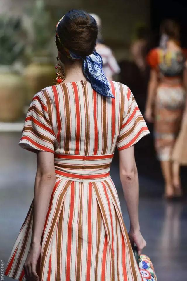 丝巾的6种简单系法总有一款适合你(丝巾的九种最潮系法让你美过春天路过夏天)(69)