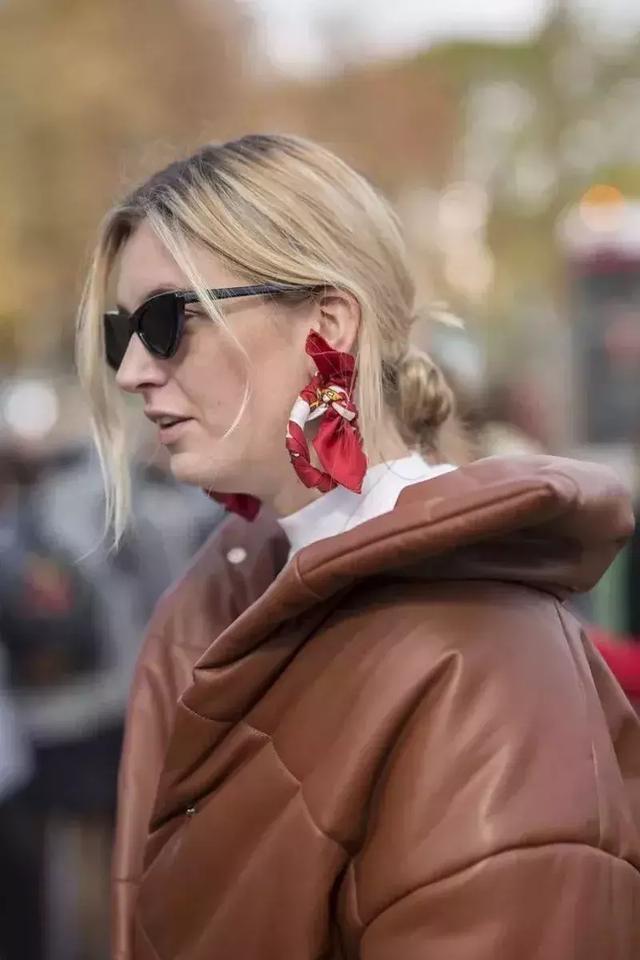 丝巾的6种简单系法总有一款适合你(丝巾的九种最潮系法让你美过春天路过夏天)(85)