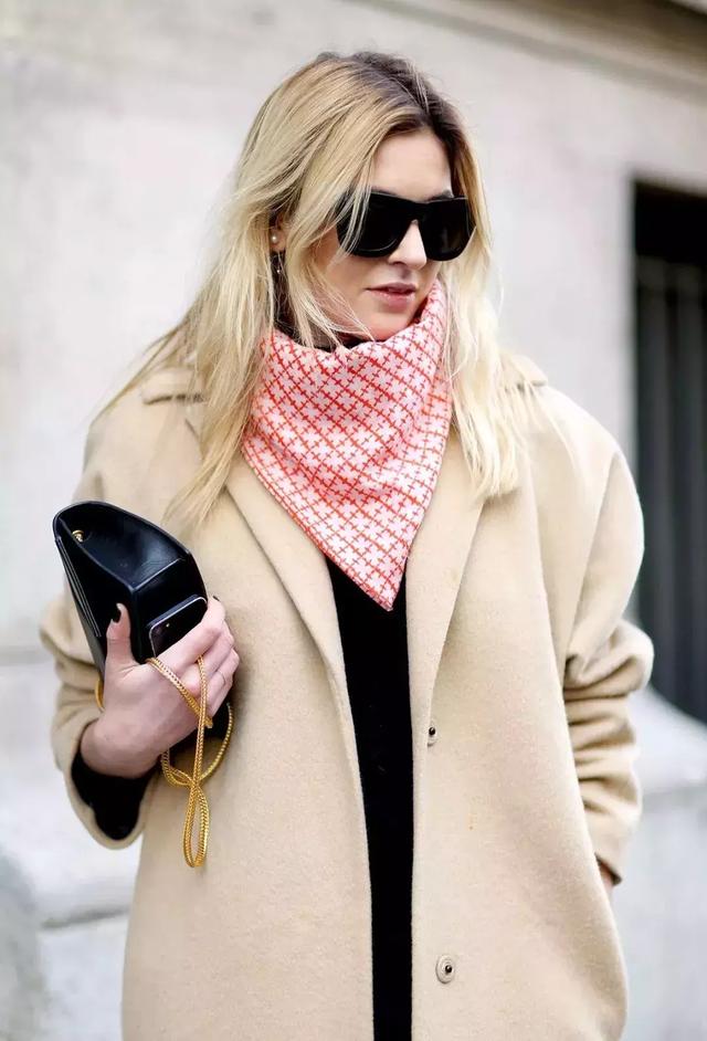 丝巾的6种简单系法总有一款适合你(丝巾的九种最潮系法让你美过春天路过夏天)(13)