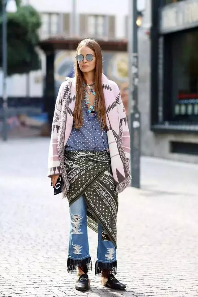 丝巾的6种简单系法总有一款适合你(丝巾的九种最潮系法让你美过春天路过夏天)(87)