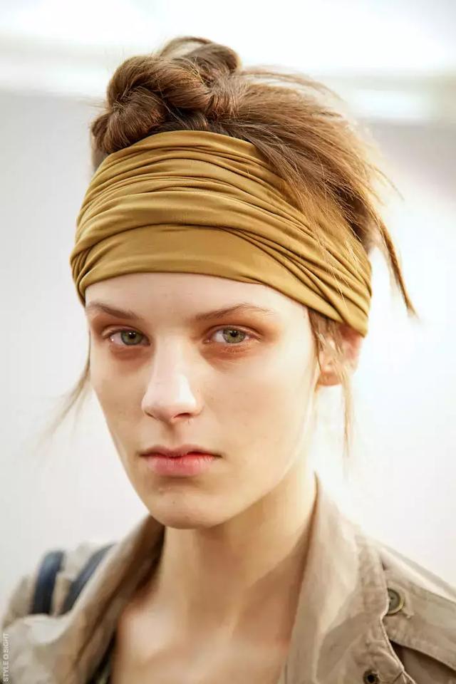 丝巾的6种简单系法总有一款适合你(丝巾的九种最潮系法让你美过春天路过夏天)(23)