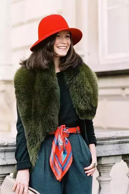 丝巾的6种简单系法总有一款适合你(丝巾的九种最潮系法让你美过春天路过夏天)(37)