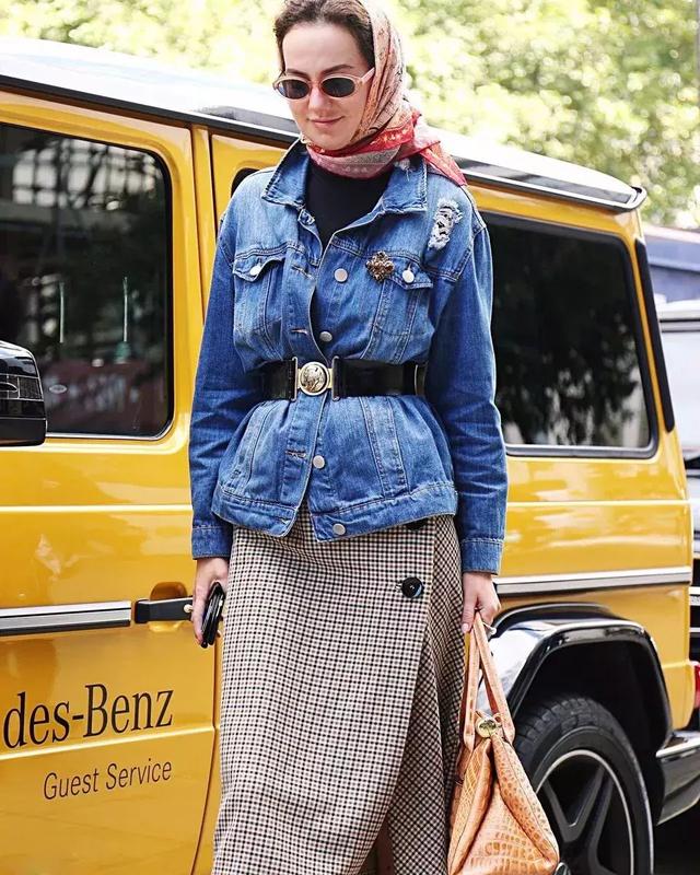 丝巾的6种简单系法总有一款适合你(丝巾的九种最潮系法让你美过春天路过夏天)(28)