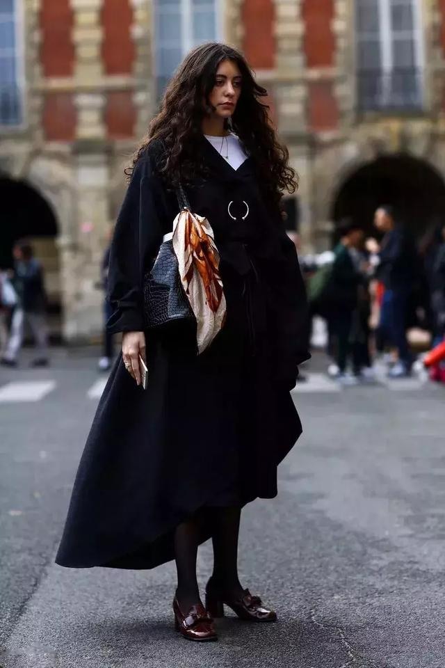 丝巾的6种简单系法总有一款适合你(丝巾的九种最潮系法让你美过春天路过夏天)(76)