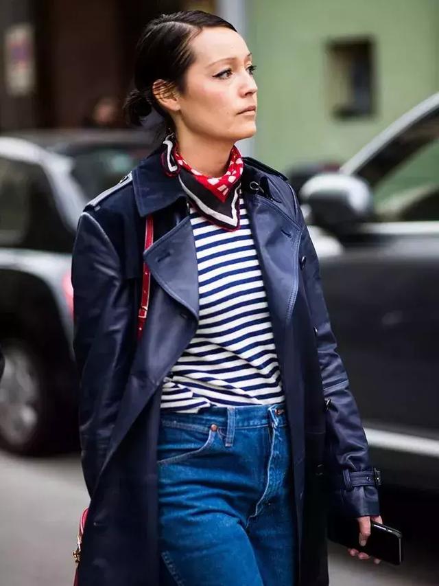 丝巾的6种简单系法总有一款适合你(丝巾的九种最潮系法让你美过春天路过夏天)(58)