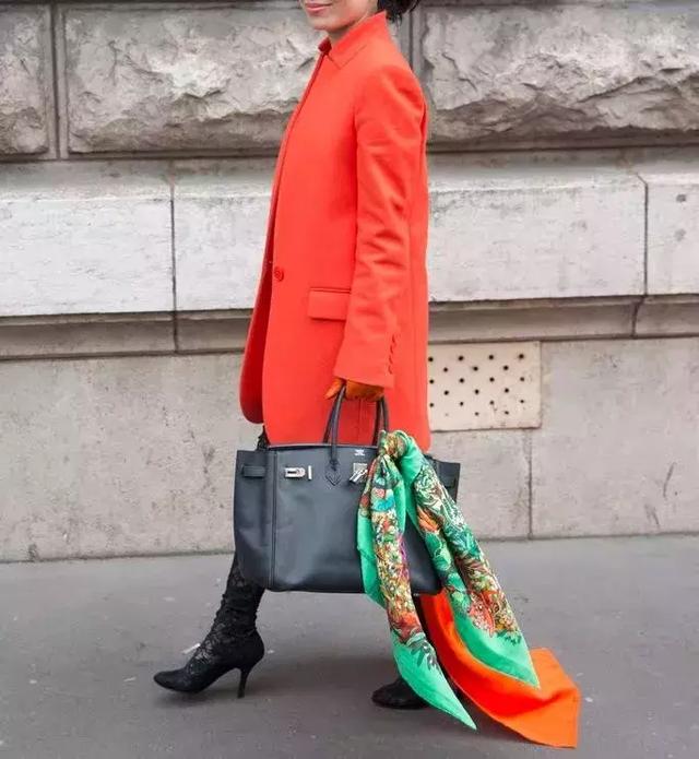 丝巾的6种简单系法总有一款适合你(丝巾的九种最潮系法让你美过春天路过夏天)(31)