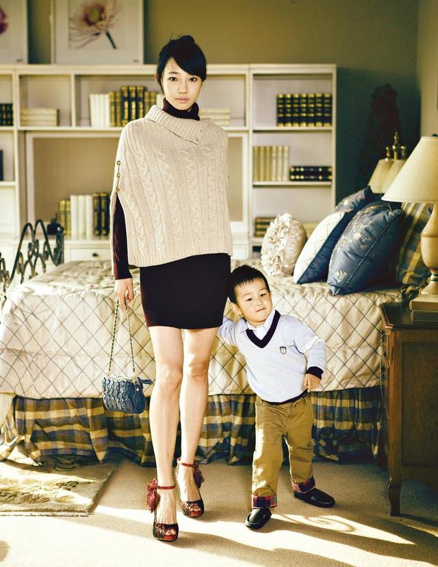 她带着孩子闯入他的婚礼（她带儿子嫁导演再做妈妈）(12)