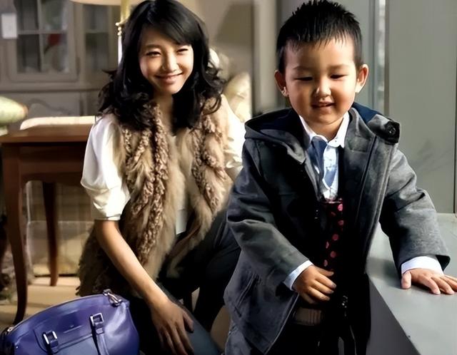 她带着孩子闯入他的婚礼（她带儿子嫁导演再做妈妈）(26)