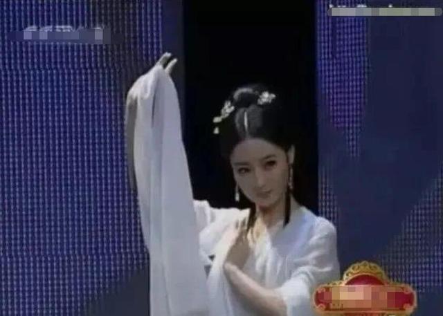 刚出道获成龙钦点的是谁(刚出道获成龙钦点)(11)