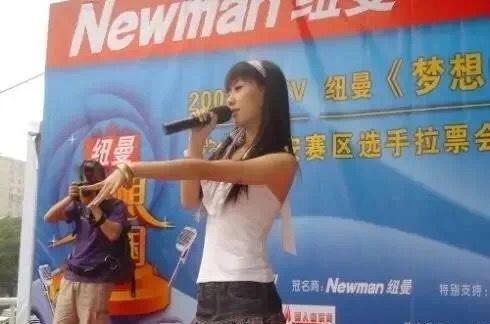 刚出道获成龙钦点的是谁(刚出道获成龙钦点)(2)