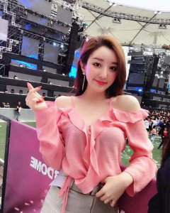 ​周杰伦演唱会全程听女粉丝唱 和周杰伦传绯闻后