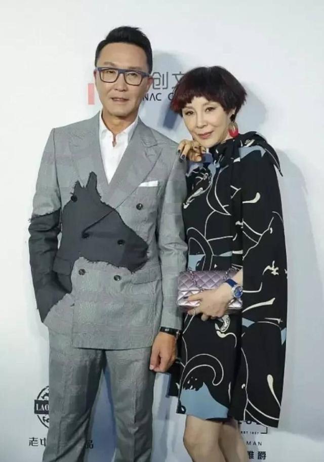 吴刚年轻时相片(穿一身花裙子好显年轻)(4)