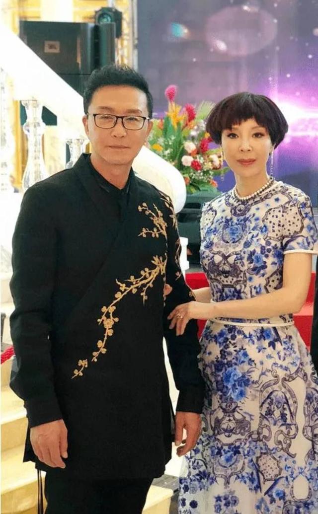 吴刚年轻时相片(穿一身花裙子好显年轻)(9)