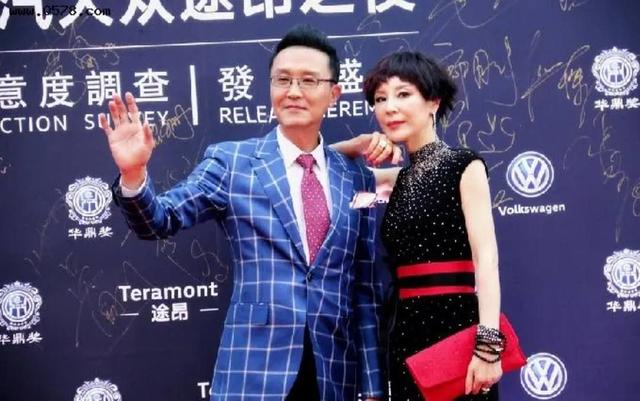 吴刚年轻时相片(穿一身花裙子好显年轻)(10)