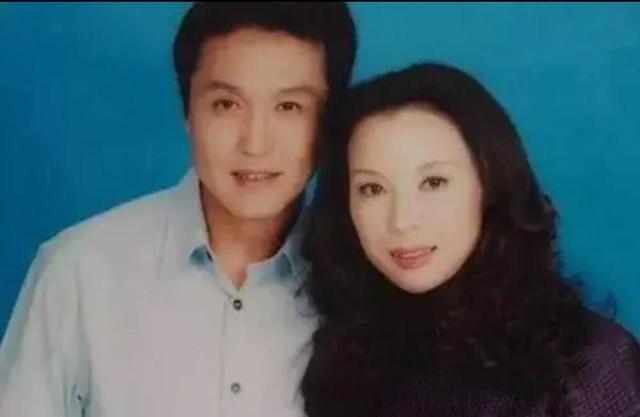 吴刚年轻时相片(穿一身花裙子好显年轻)(1)