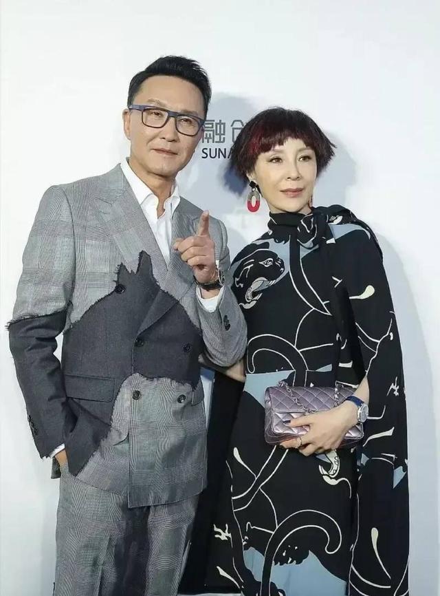 吴刚年轻时相片(穿一身花裙子好显年轻)(5)